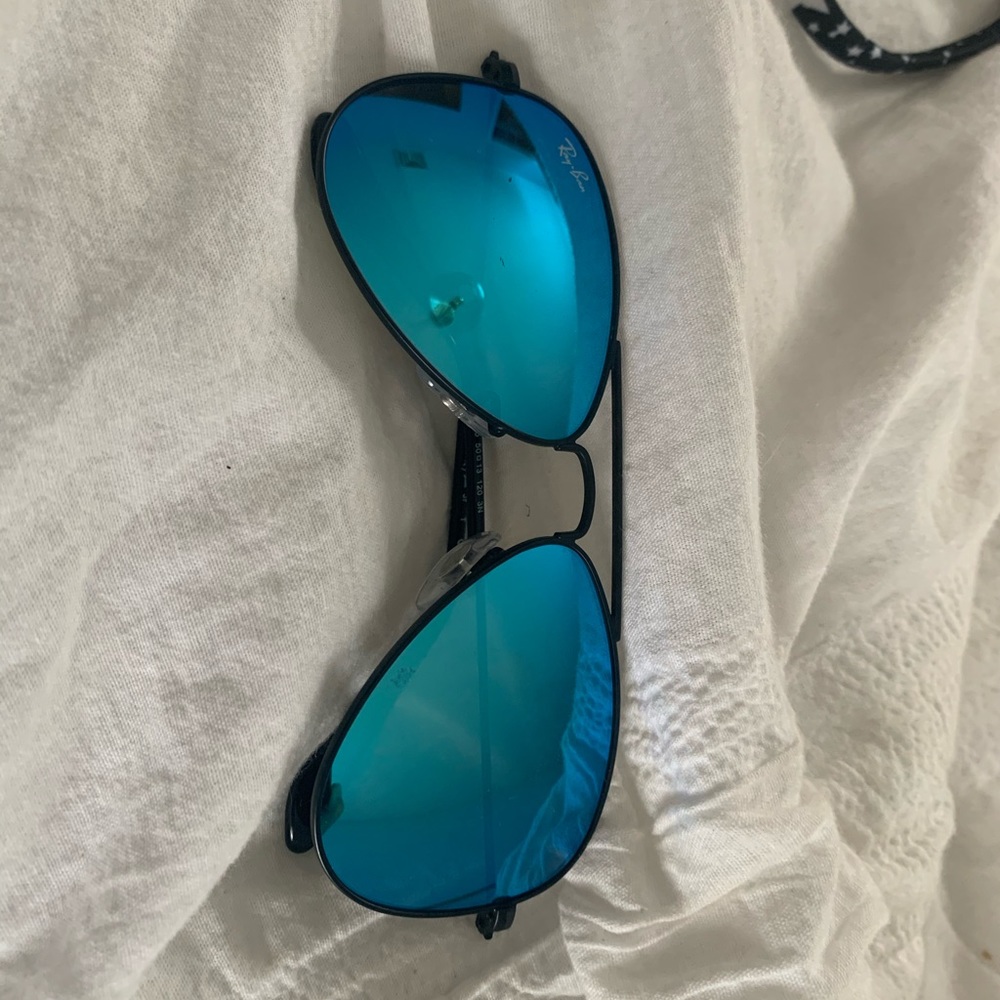 OFFERS WELCOME BLUE AVIATOR RAYBANS, CASE